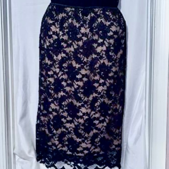 D Collection Dresses & Skirts - Classic Tan Skirt with Black Lace Overlay Elasticized Waist Sz M